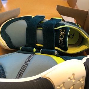 New in box green Plae tennis shoes